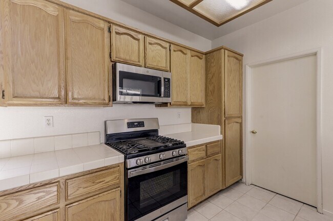 Building Photo - 9392 Lakepoint Dr