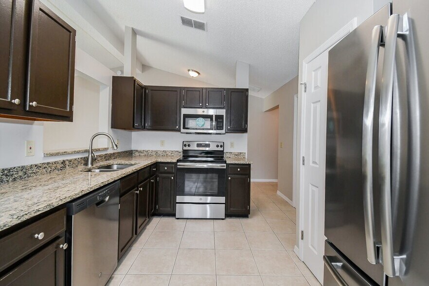 Building Photo - 809 Long Lake Dr