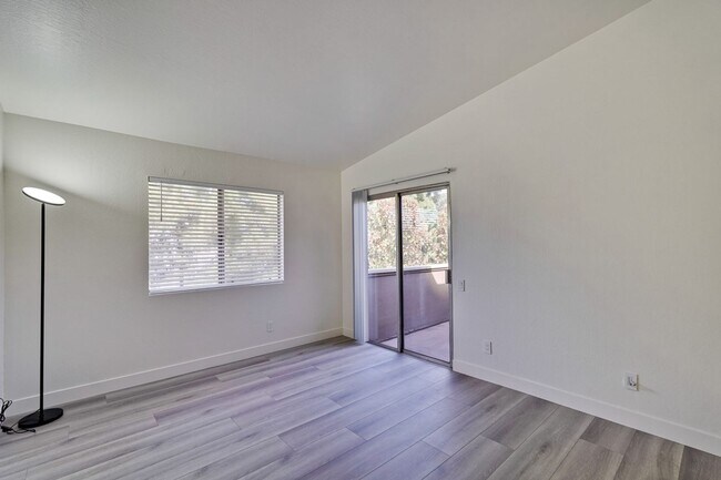 Building Photo - 2 bed 2 bath condo