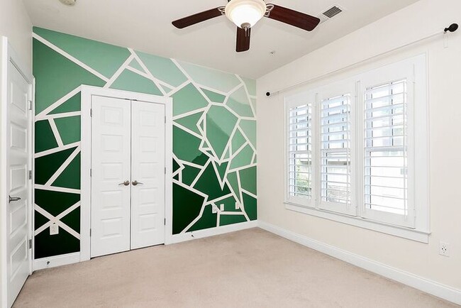 Building Photo - Beautiful 3BD/2.5BA Townhome