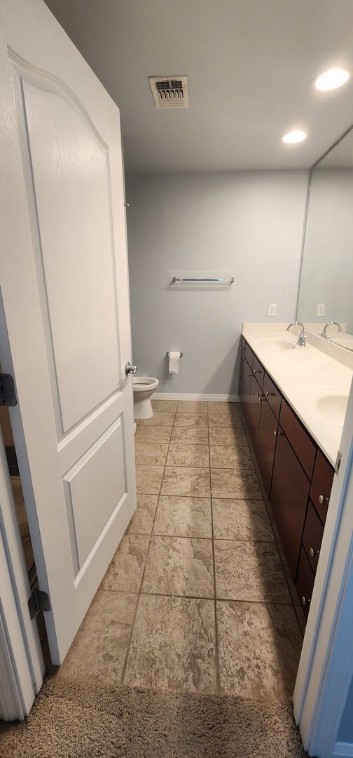 Building Photo - 2/2 Apartment Walking Distance from UT