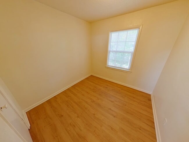 Building Photo - 1606 1/2 S Martinson