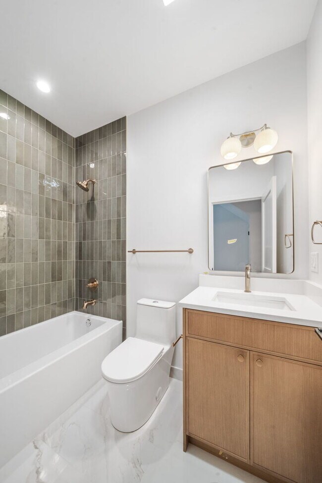 Building Photo - 1635 W 21st Pl