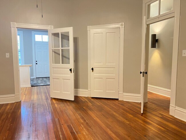 Building Photo - Extremely Spacious and Bright 2-Bedroom Ap...