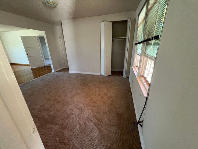 Building Photo - LOCATION LOCATION!!! 5th & I St, Large House, 3BR 1BA w/ 2 car Garage