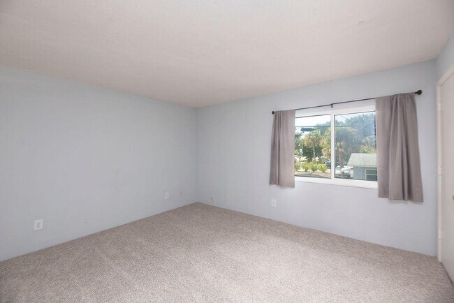Building Photo - 1212 NE 14th Ct