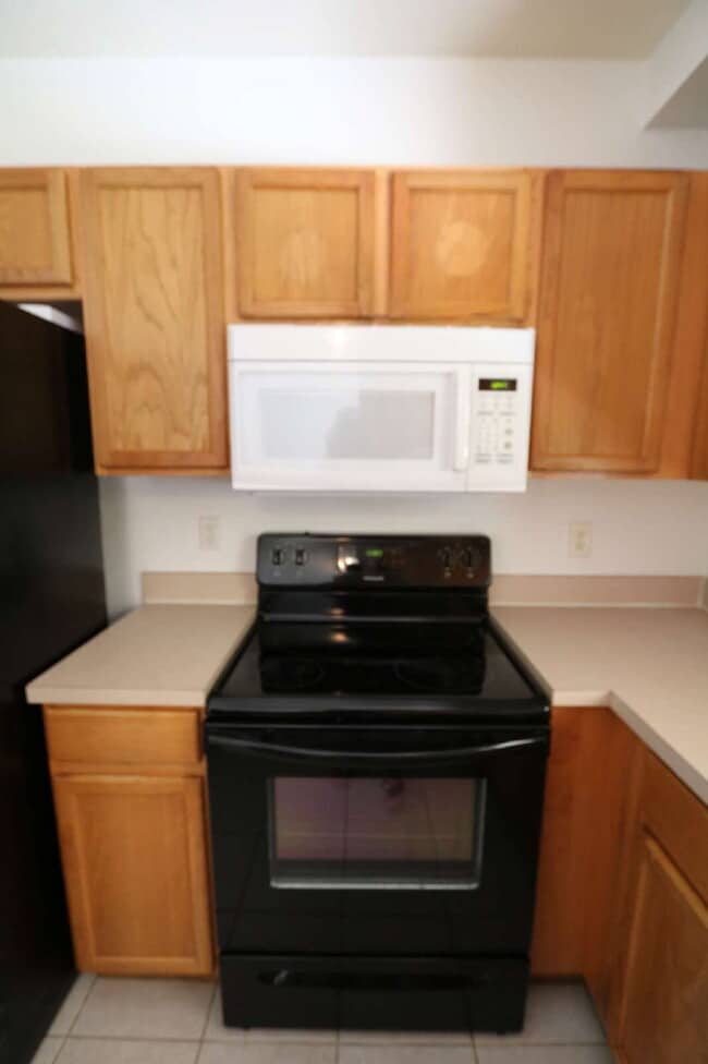 Building Photo - Spacious 2 Bedroom, 2 1/2 Bath Townhome in...
