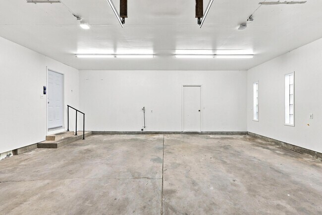 Building Photo - 650 Canyon Rd