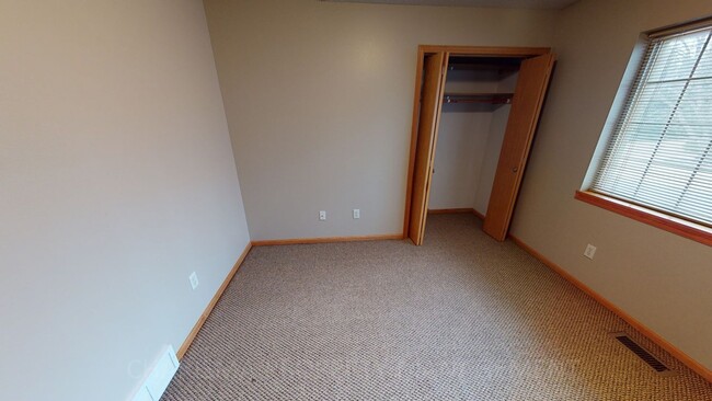 Building Photo - 3 BD, 2 BA, DOUBLE ATTACHED GARAGE, GREAT ...