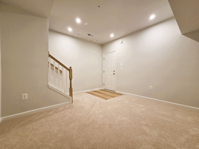 Building Photo - Newer ground level condo in Coalfield Station located in highly desireable Midlothian.