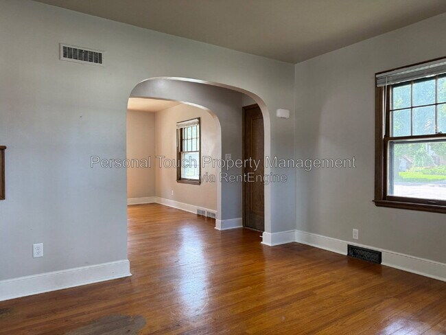 Building Photo - 704 8th St S
