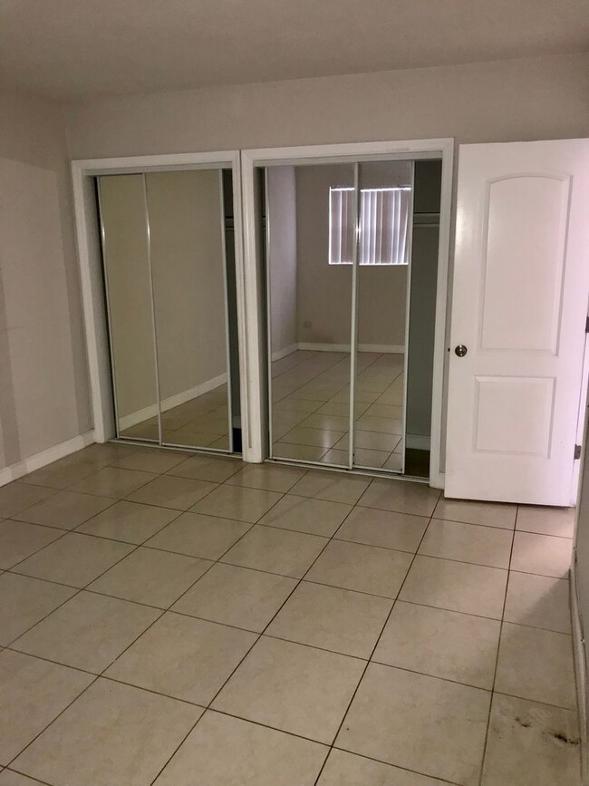 Building Photo - 2 bedroom 1 bathroom Apartment For Rent Now