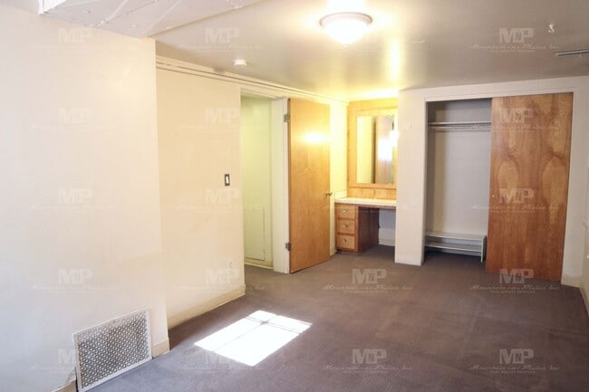 Building Photo - 640 1/2 S Meldrum St