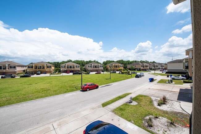 Building Photo - Elegant 2 bedrooms/2 bath condo located in St. Cloud with 1-Car garage
