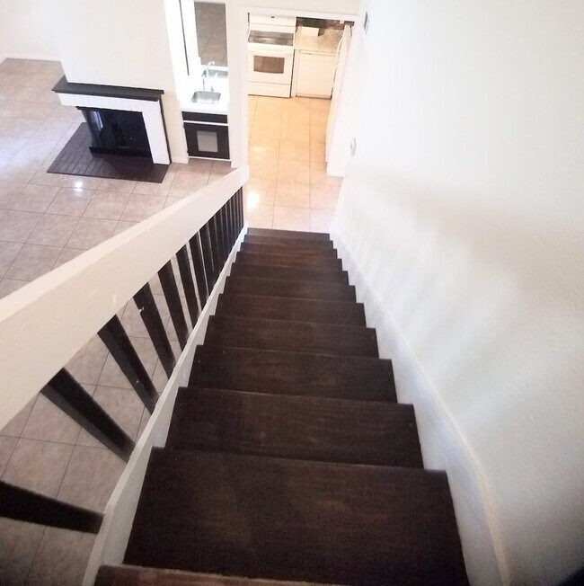 Building Photo - Beautiful 2/2 Towhhouse Feel Condo  x Rent...