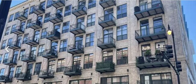 medium sized building with friendly neighbors - 1801 S Michigan Ave
