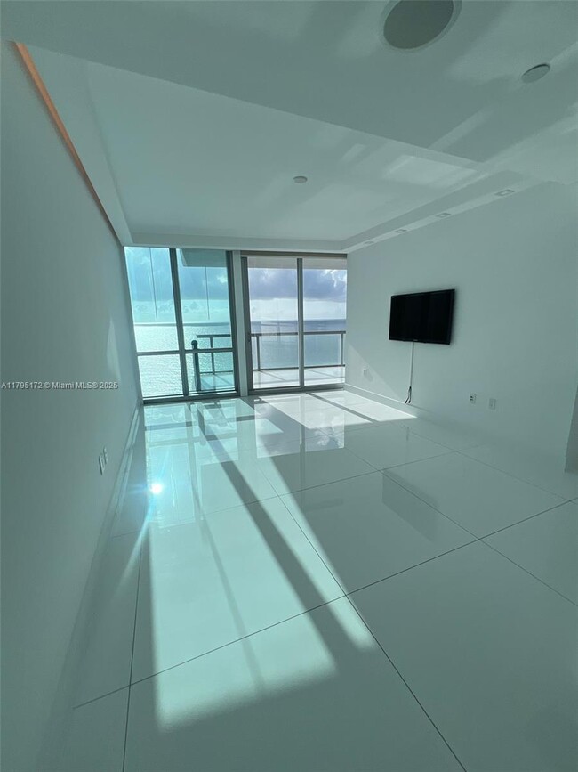 Building Photo - 17121 Collins Ave