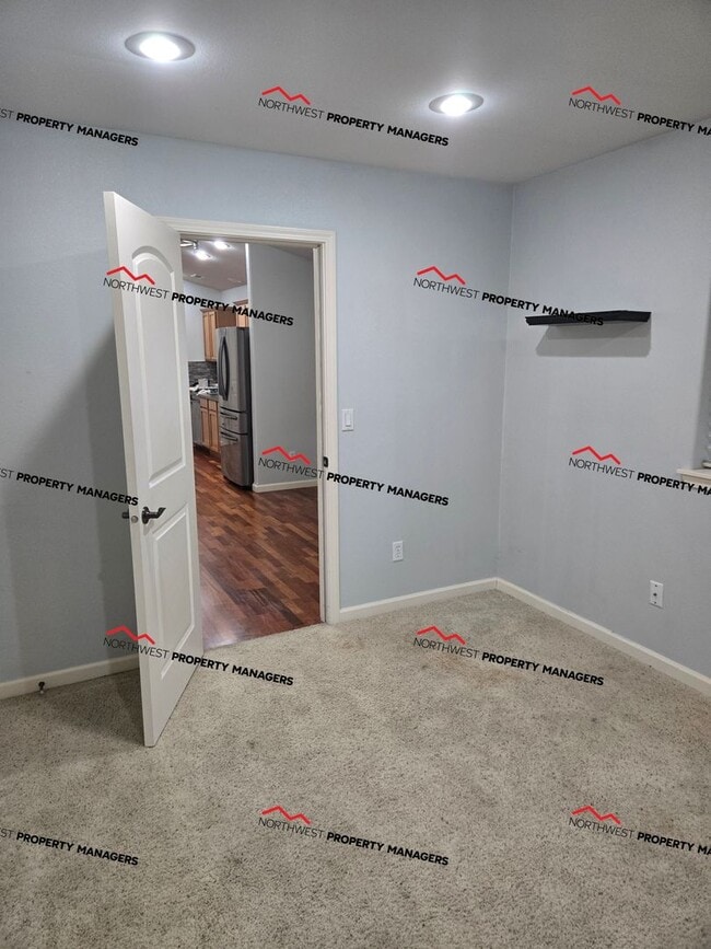 Building Photo - STATUS: AVAILABLE | R131B | $2700 *** MOVE IN SPECIAL ***