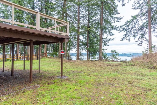 Building Photo - 3 Bedroom 2.5 bathroom nestled in woods with water view