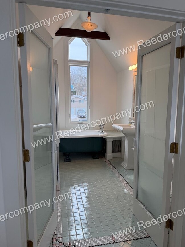 Building Photo - Beautifully updated 3 bed 2 bath house in Miller Beach.