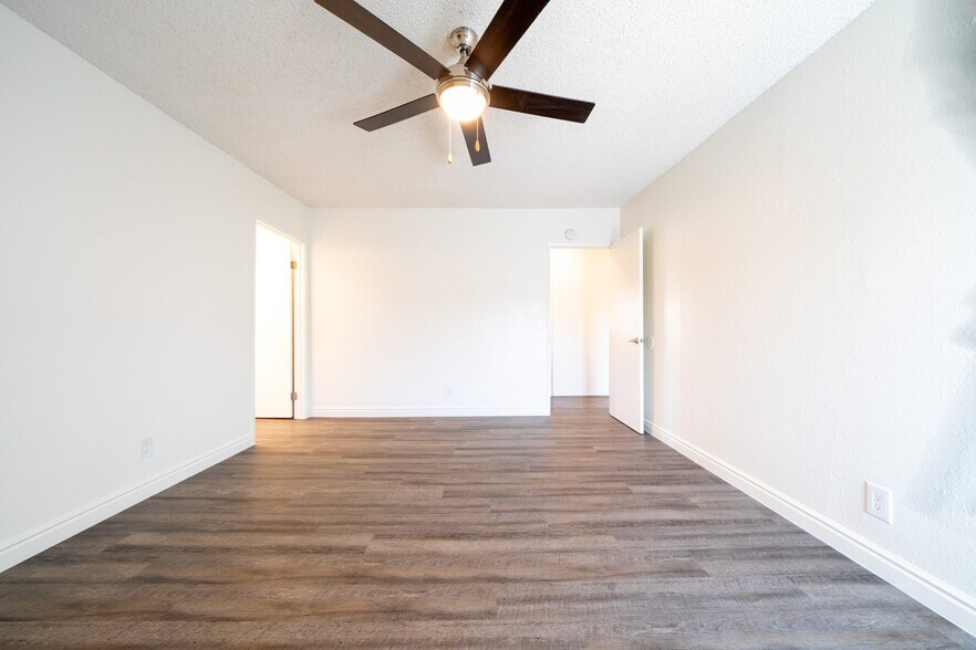 Building Photo - 1440 Oak Dr