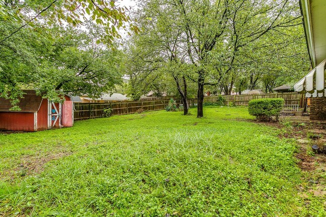 Building Photo - Spacious Home in great location!