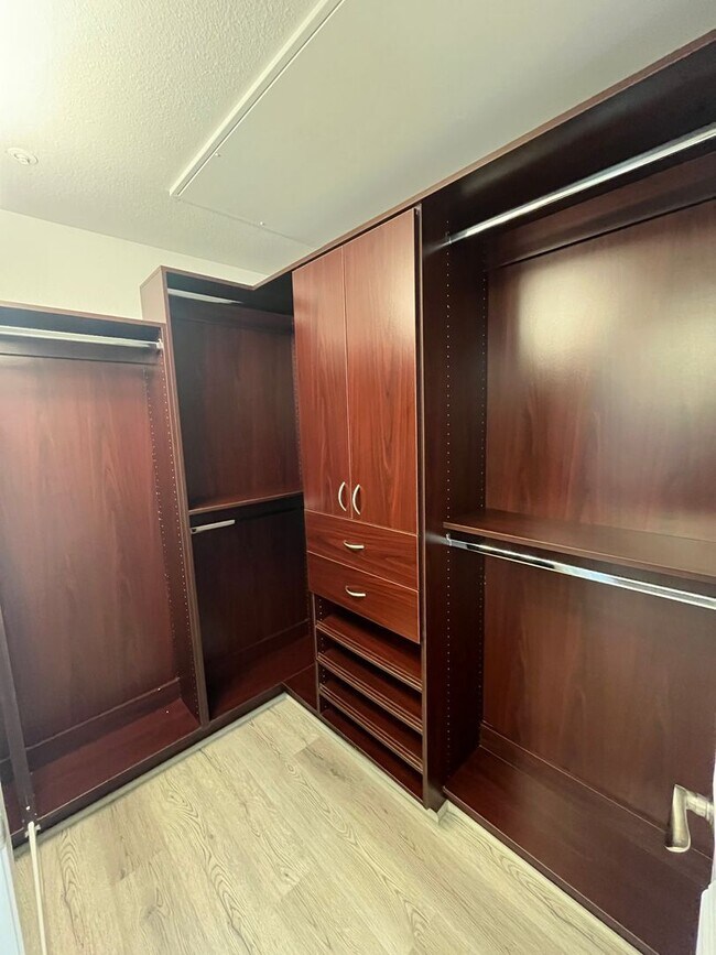 Building Photo - Amazing upgraded penthouse level unfurnish...