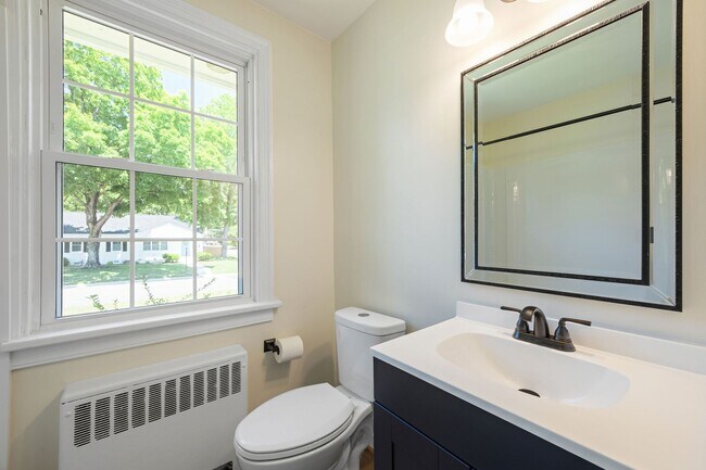 Building Photo - Beautiful 2 Bedroom Corner Lot of Park Ave! ***Available Late June 2026***