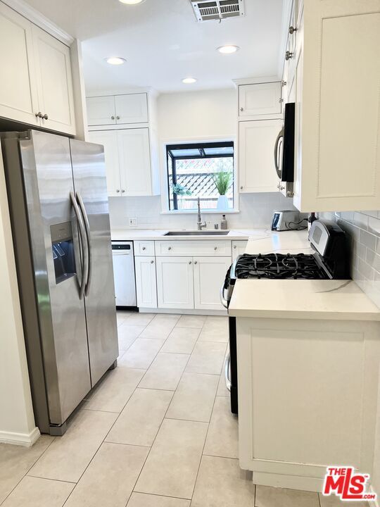 Building Photo - 7865 Willoughby Ave