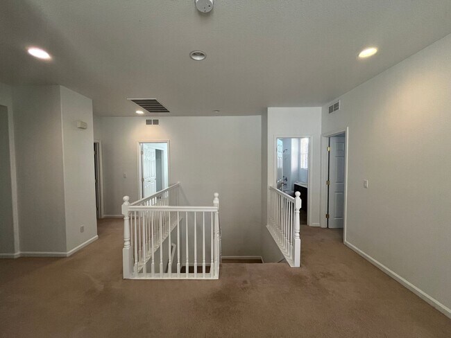 Building Photo - 6 Bedroom, 3 Bathroom Executive Anatolia H...