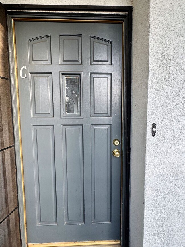 Building Photo - 2-Bedroom Residence with Front-Row Views on Lively 2nd Street