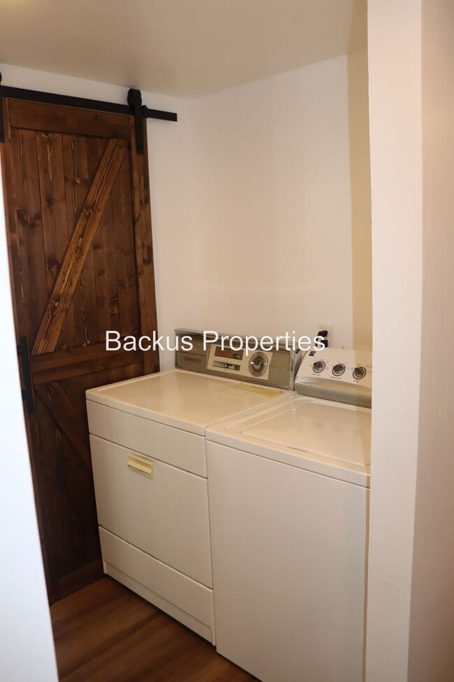 Building Photo - 738 Carmelita Dr