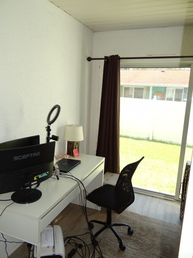 Building Photo - 2 bed 2.5 bath home only 1.5 miles to the ...