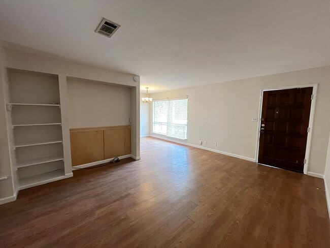 Building Photo - Freshly Updated Condo