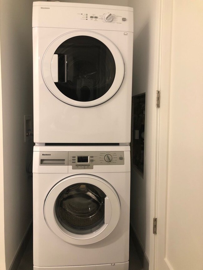 Building Photo - 1 Bedroom Unit at the Nexus Condominiums!