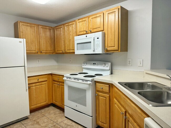 Building Photo - Las Palmas, one-bedroom first floor condo with garage!