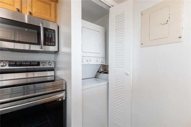 Building Photo - 7601 E Treasure Dr