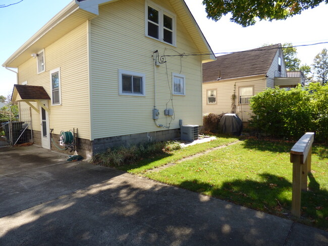 Building Photo - Adorable 2 BR Cape Cod