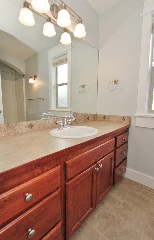 Building Photo - Adorable Craftsman Style Home