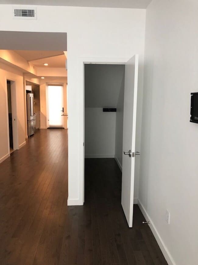 Building Photo - 2 Bedroom Condo in the Confluence!
