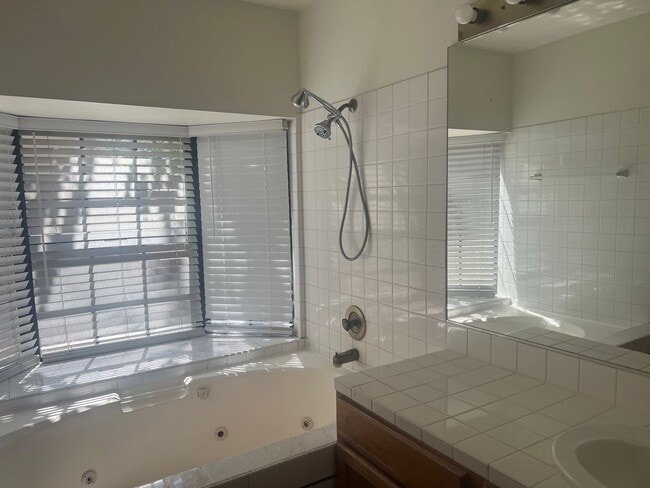 Building Photo - Very Nice Downstairs Unit