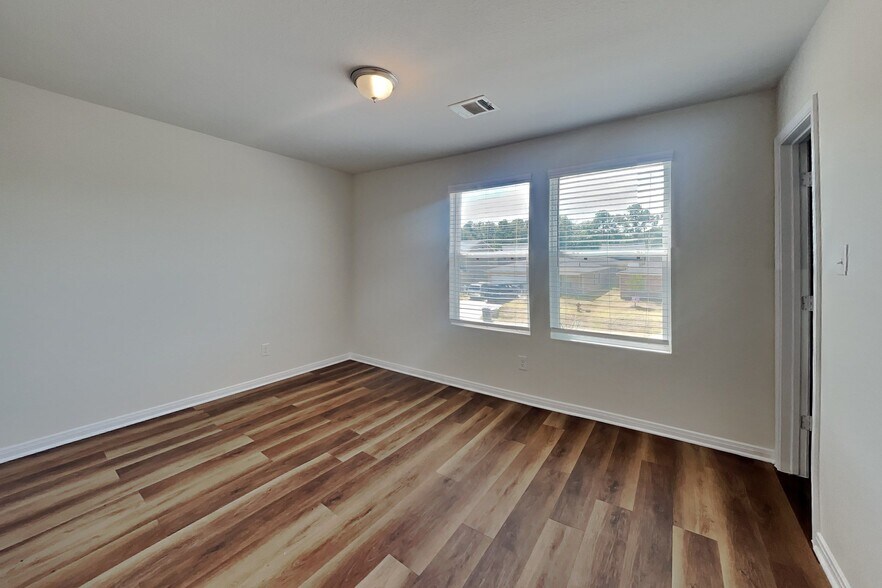 Building Photo - 15673 Del Norte Dr