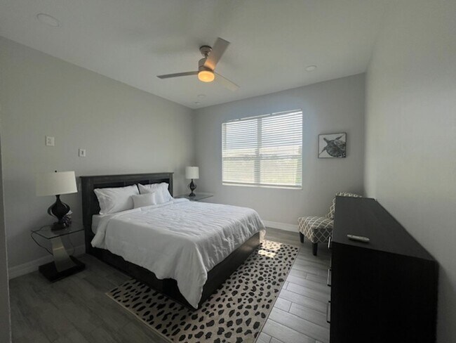 Building Photo - Stunning furnished Pool Home for Rent in N...