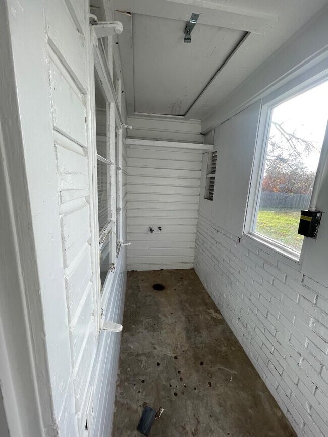 Building Photo - 1 Bed 1 Bath Duplex For Lease!