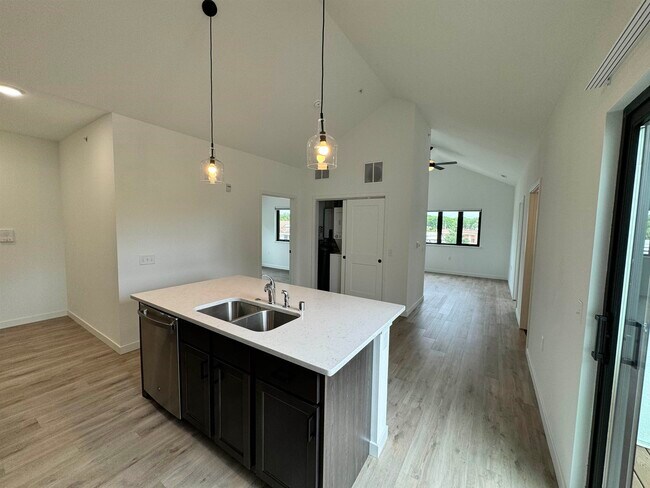 Building Photo - 5411 Bashford St