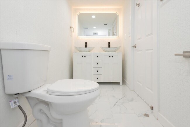 Building Photo - 713 SW 4th Ct