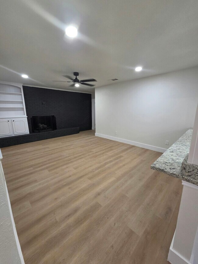 Building Photo - 6400 Buena Vista Dr