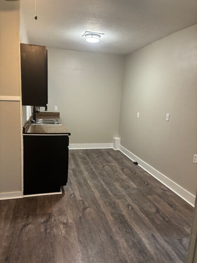 Building Photo - Section 8 Accepted! Spacious newly renovat...