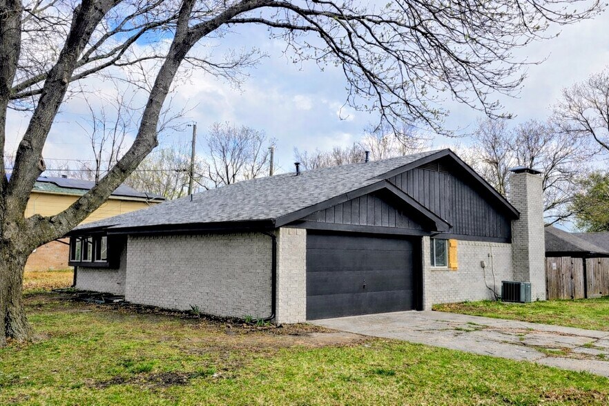 Building Photo - 1302 La Salle Dr