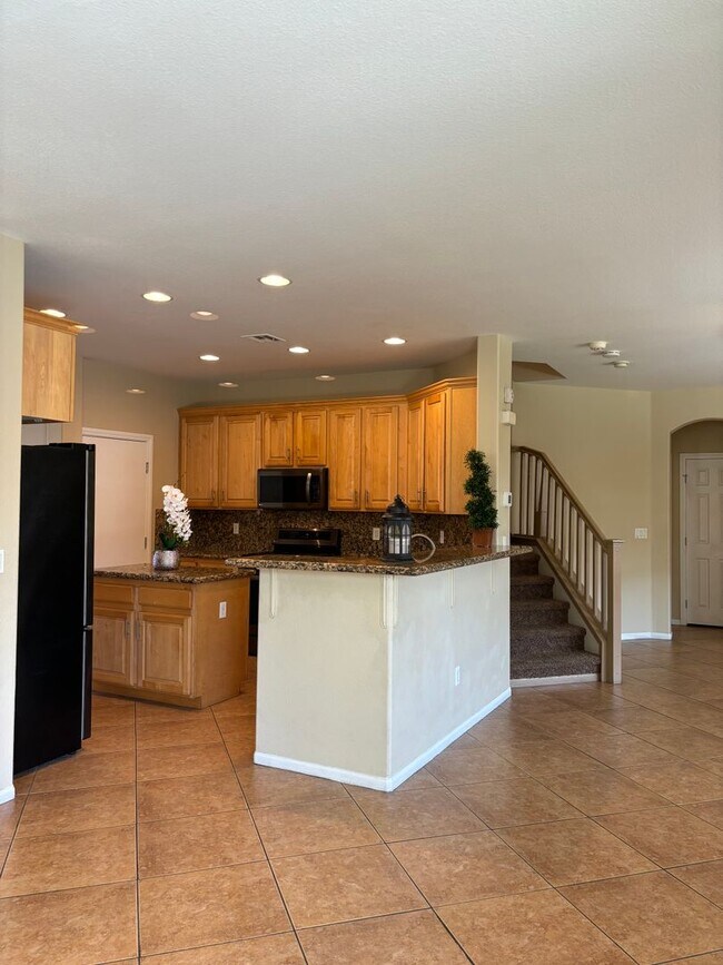 Building Photo - Southwest 5 bd 3 full bath with 2 car gara...